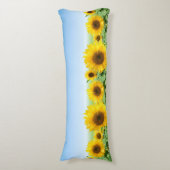 Schöne Sonnenblumen auf Sky Blue Body Pillow Seitenschläferkissen (Vorderseite Vertikal)