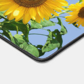 Schöne Sonnenblumen und Text auf Sky Blue Schreibtischunterlage (Ecke)