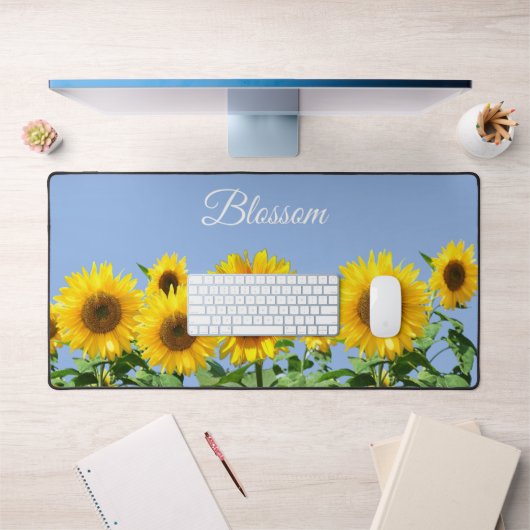 Schöne Sonnenblumen und Text auf Sky Blue Schreibtischunterlage (Büro 1)