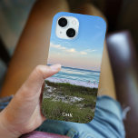 Schöne Sonnenuntergang Beach Fotografie Personalis Case-Mate iPhone Hülle<br><div class="desc">Dieses malerische Gehäuse mit Strandfotografie verfügt über ein Foto von Destin Florida. Personalisieren Sie mit Ihrem Namen oder Monogramm unter dem prächtigen rosa und orangefarbenen Sonnenuntergang sanft berühren die Ozeanwellen über dem Sand und dem Meeresgras. Schönes iPhone Gehäuse direkt am Meer für den Sommer.</div>