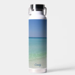 Schöne Strandfotografie Personalisiert am Meer Trinkflasche<br><div class="desc">Diese coole Wasserflasche am Strand eignet sich ideal für eine Hochzeit oder einen Junggeselinnen-Abschied am Meer auf einer tropischen Insel. Das wunderschöne grüne Wasser von Sandestin weht bis zum sandigen Ufer unter dem ruhigen blauen Himmel,  um das perfekte landschaftliche Urlaubsfoto für Ihre individuellen Sommergeschenke zu machen.</div>