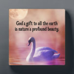 Schöne Swan Tabletop Plaque mit Easel Fotoplatte<br><div class="desc">Auf dieser Tischplatte mit Stein ist ein schönes Bild eines Schwanenschwimmens auf einem See mit dem oben leuchtenden Mond zu sehen. Mit Vers von Jacqueline Ann Piech "Gottes Geschenk an die ganze Erde ist die tiefgründige Schönheit der Natur". Das macht ein großartiges kleines Geschenk für Geburtstage, Abschlüsse, Muttertag und mehr!...</div>