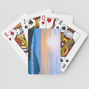 Schöne Szene des Nebels mit Bergen Spielkarten