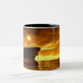 Schöne Szene mit Leuchtturm Zweifarbige Tasse (Mittel)