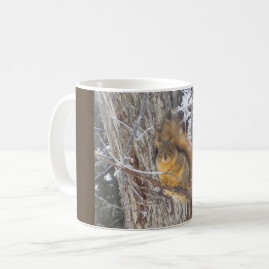 Schöne Tasse des Eichhörnchens im Winter (Vorderseite Links)