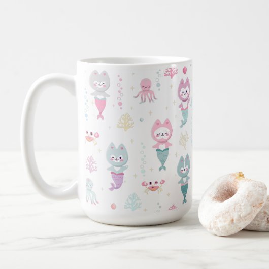 Schöne Tasse mit niedlichen Meerjungfrauen. (Mit Donut)