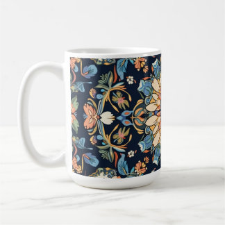 Schöne Tasse mit stilvollem Blumenmuster