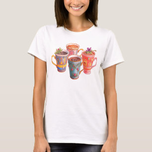Schöne Tassen mit leckerem Kaffee auf einem weißen T-Shirt