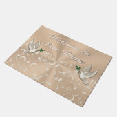 Schöne Taupe Indoor Willkommen auf unserer Zuhause Fußmatte (Schrägansicht)