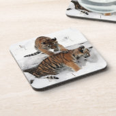 Schöne Tigerjungen spielen im Schnee Getränkeuntersetzer (Linke Seite)