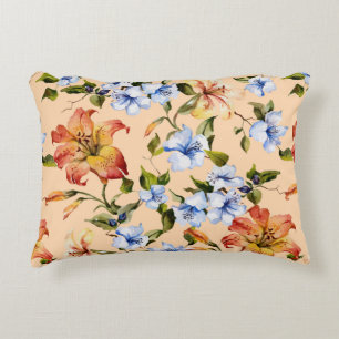Schöne Tigerlilien und kleine blaue Blumen auf Dekokissen