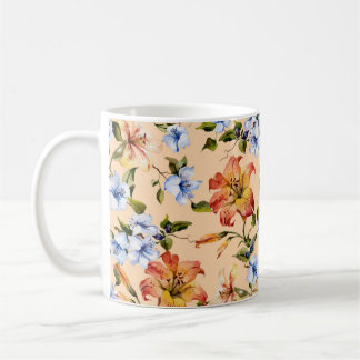 Schöne Tigerlilien und kleine blaue Blumen auf Kaffeetasse