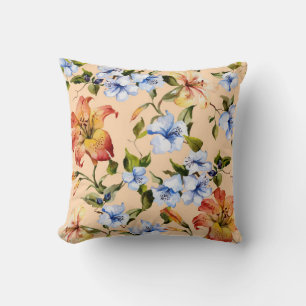 Schöne Tigerlilien und kleine blaue Blumen auf Kissen