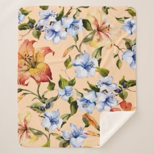 Schöne Tigerlilien und kleine blaue Blumen auf Sherpadecke