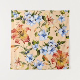 Schöne Tigerlilien und kleine blaue Blumen auf Wandteppich