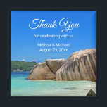 Schöne Tropical Sea Rocky Coast Gastgeschenk Hochz Magnet<br><div class="desc">Ein Hochzeitsmagnet mit einem Foto eines türkisblauen Strandes mit großen Felsen entlang der Küste. Helle und sonnige tropische Lage.</div>