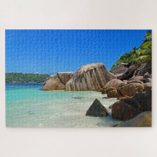 Schöne tropische See mit felsiger Küste Puzzle