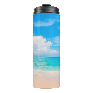 Schöne tropische Strand mit blauem Himmel und weiß Thermosbecher