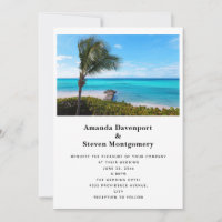 Schöne tropische Strandhochzeit mit Palmen im Wind