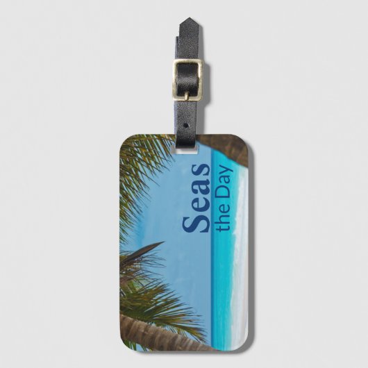 Schöne tropische Strandszene mit Seas the Day Gepäckanhänger (Vorderseite Vertikal)