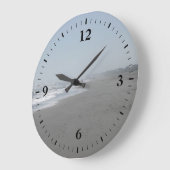 Schöne Uhr an der Strandwand (Winkel)