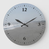 Schöne Uhr an der Strandwand (Vorderseite)