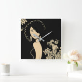 Schöne Uhr an der Wand (Zuhause)