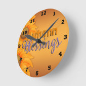 Schöne Uhr der Segen an der Wand im Herbst (Winkel)