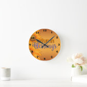 Schöne Uhr der Segen an der Wand im Herbst (Zuhause)