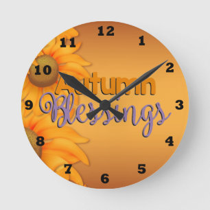 Schöne Uhr der Segen an der Wand im Herbst