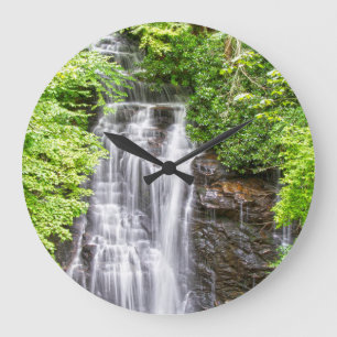 Schöne Uhr des Wasserfalls