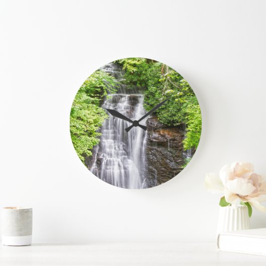 Schöne Uhr des Wasserfalls (Zuhause)