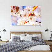 Schöne und elegante Sakura-Blume im Springtime Leinwanddruck (Insitu (Schlafzimmer))
