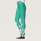 schöne und niedliche weiße Blume, grüne Leggings (Links)