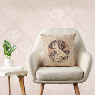 Schöne Vintage Frau mit Imitaten Perlen und Spitze Kissen