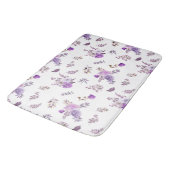 Schöne violette Blumen auf Badematte (Schrägansicht)