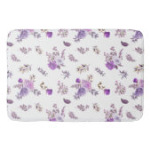 Schöne violette Blumen auf Badematte (Vorderseite)