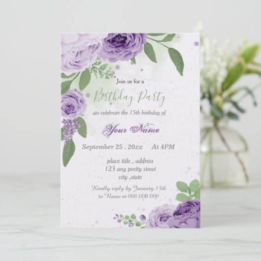 schöne violette Blumen grüne Blätter Geburtstag Einladung (Stehend Vorderseite)