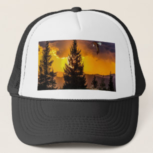 Schöne Waldlandschaft mit fliegendem Eagle, Truckerkappe