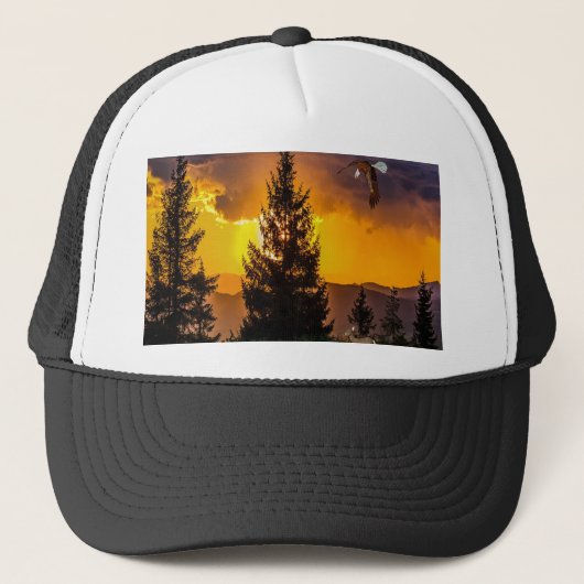 Schöne Waldlandschaft mit fliegendem Eagle, Truckerkappe (Vorderseite)