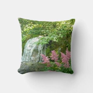 Schöne Wasserfallszene mit rosa Astilbe Kissen