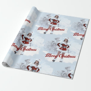 Schöne Weihnachtsfrau über den Winterschnee Geschenkpapier