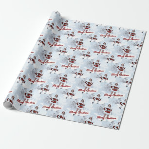 Schöne Weihnachtsfrau über den Winterschnee Geschenkpapier