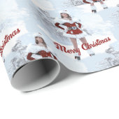 Schöne Weihnachtsfrau über den Winterschnee Geschenkpapier (Rolleneckpunkt)