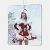 Schöne Weihnachtsfrau über den Winterschnee Keramikornament (Links)