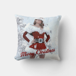 Schöne Weihnachtsfrau über den Winterschnee Kissen