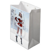 Schöne Weihnachtsfrau über den Winterschnee Mittlere Geschenktüte (Vorderseite Schrägansicht)