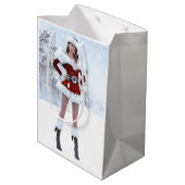 Schöne Weihnachtsfrau über den Winterschnee Mittlere Geschenktüte (Rückseite Schrägansicht)