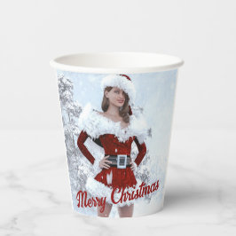 Schöne Weihnachtsfrau über den Winterschnee Pappbecher