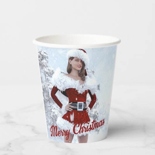 Schöne Weihnachtsfrau über den Winterschnee Pappbecher (Vorderseite)